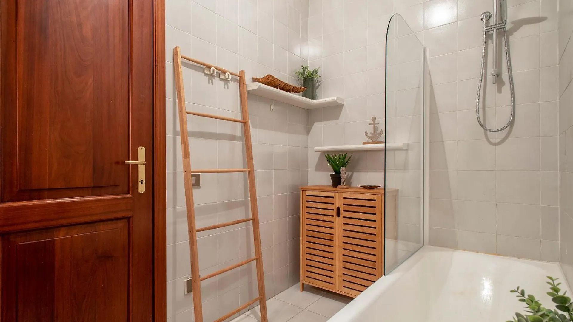 Sardinia Re - Lilium Central Flat - Free Parking Alghero Apartment